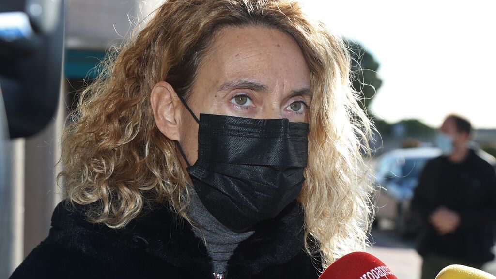 Políticos, actores y familiares dan el último adiós a Almudena Grandes en el madrileño tanatorio de La Paz