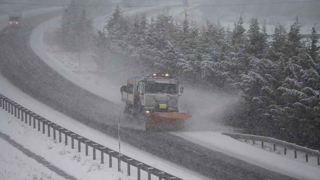 Una máquina quitanieves limpia la nieve acumulada en la autopista A-67