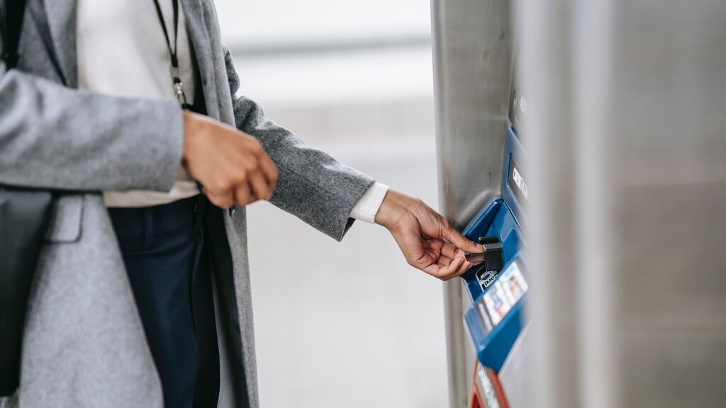 ¿Qué es la estafa de la regleta? Qué hacer si el cajero automático no te da los billetes