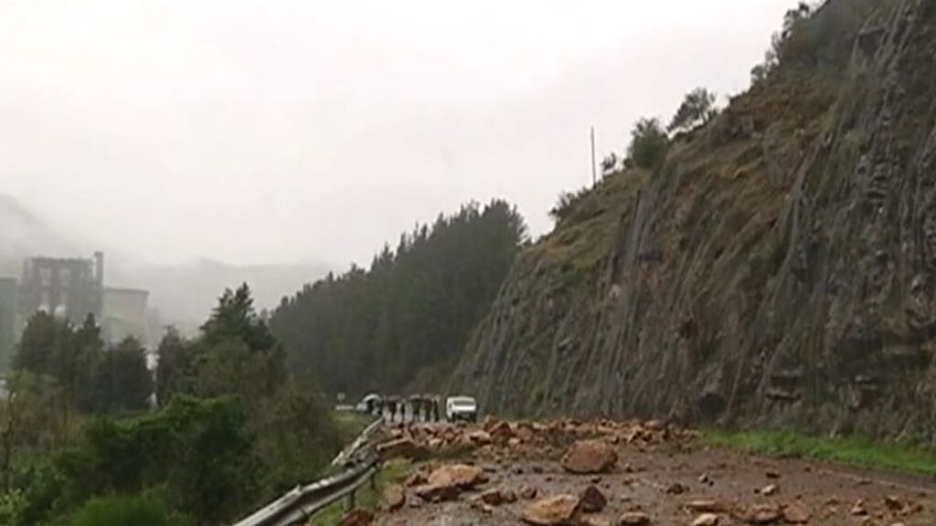 Muere una mujer en Asturias tras un deslizamiento de tierra: su coche quedó cubierto por rocas y tierra