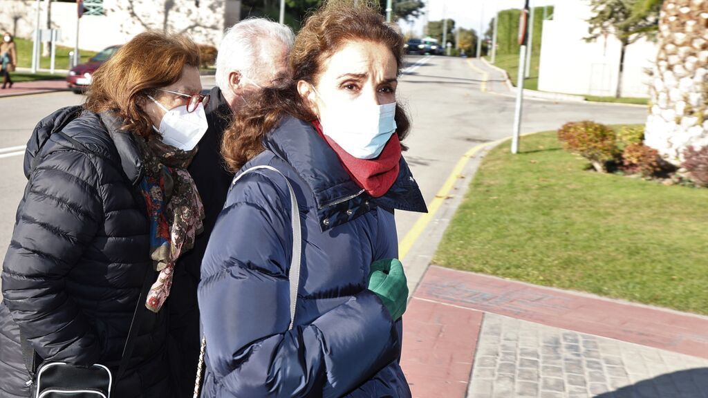Políticos, actores y familiares dan el último adiós a Almudena Grandes en el madrileño tanatorio de La Paz