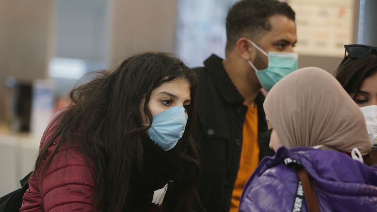EuropaPress_2718333_13_march_2020_netherlands_amsterdam_passengers_wearing_surgical_masks_are EuropaPress_2718333_13_march_2020_netherlands_amsterdam_passengers_wearing_surgical_masks_are