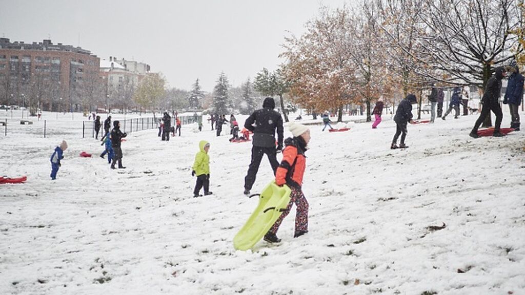 Varios niños juegan con la nieve en Vitoria