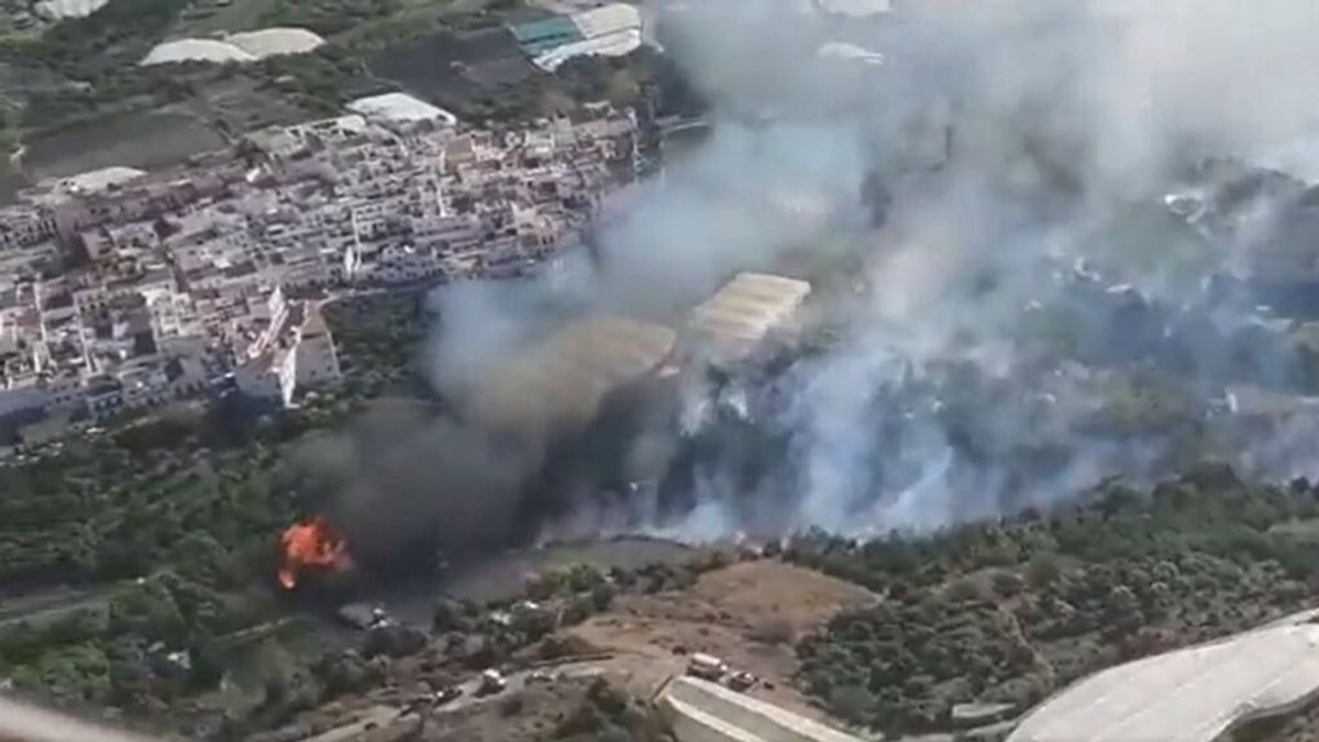 Bomberos del Infoca trabajan en la extinción de un incendio en el paraje de Maro de Nerja Bomberos del Infoca trabajan en la extinción de un incendio en el paraje de Maro de Nerja