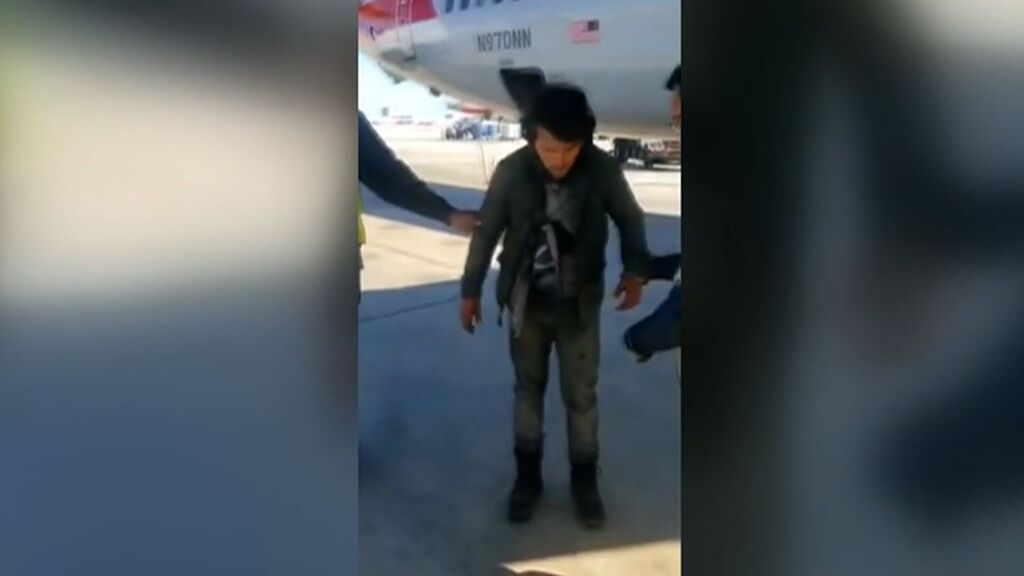 Un hombre sobrevive a un vuelo de Guatemala a Miami escondido en el tren de aterrizaje de un avión comercial