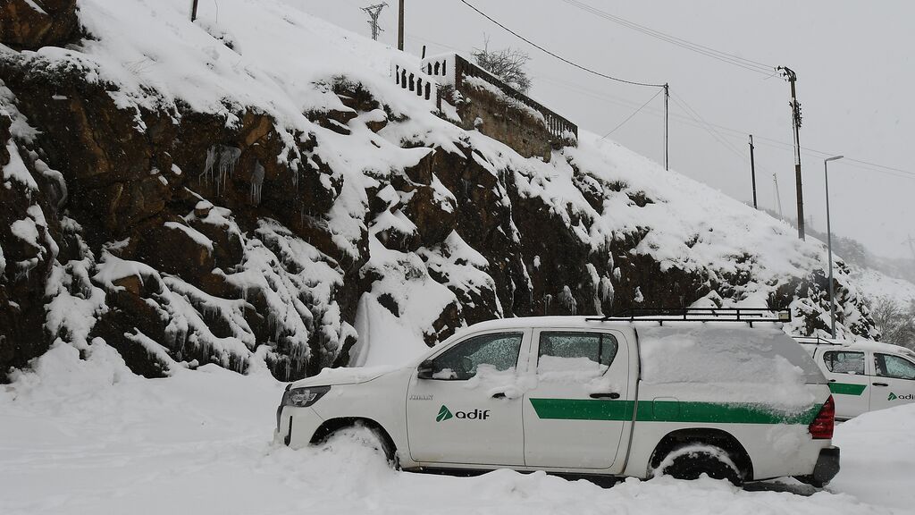 Imagen de un aparcamiento nevado en la localidad leonesa de Busdongo
