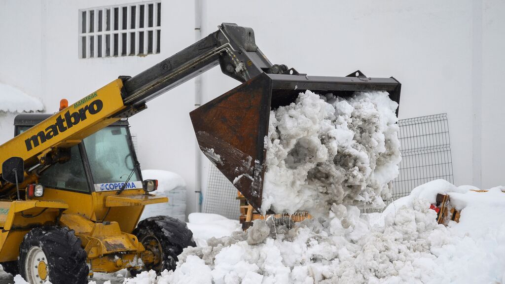 Una máquina excavadora retira la nieve acumulada en Reinosa