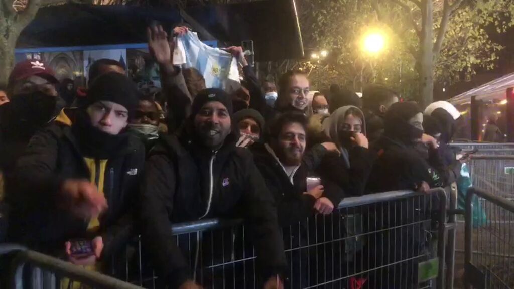 Los aficionados corean el nombre de Leo Messi