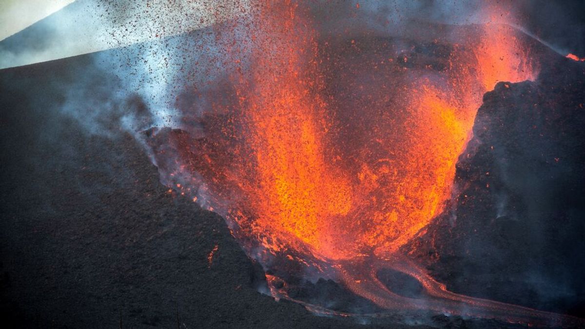 La lava que mana del nuevo centro emisor del volcán de La Palma ha formado una nueva colada