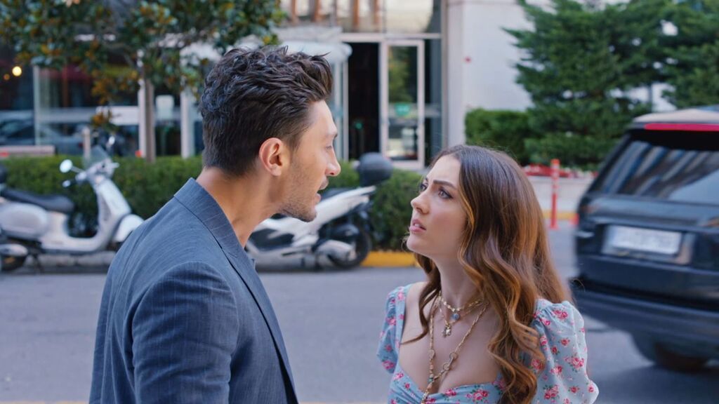 Esra le pregunta a Ozan si tiene novia