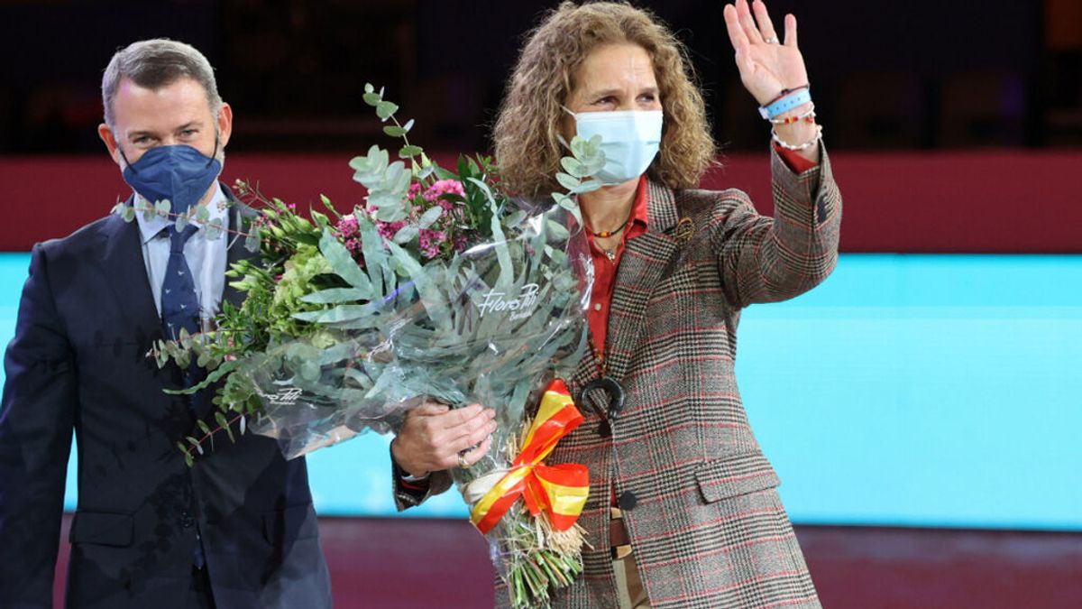 La infanta Elena recibe emocionada un premio por su trayectoria como amazona La infanta Elena recibe emocionada un premio por su trayectoria como amazona