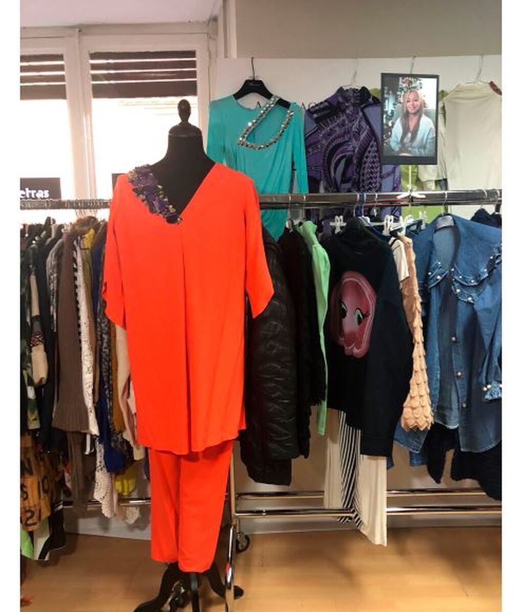 Los vestidos que se han donado de Belén Esteban en el mercadillo solidario de Lydia Lozano