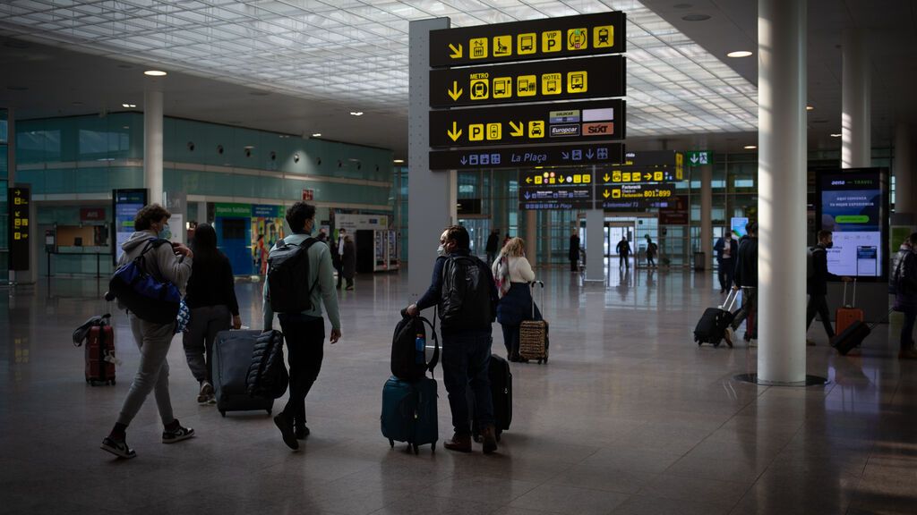 Cataluña estudia dos posibles casos de ómicron de viajeros de Sudáfrica