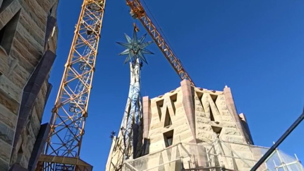 La Sagrada Familia coloca la estrella de la Torre de la Virgen María