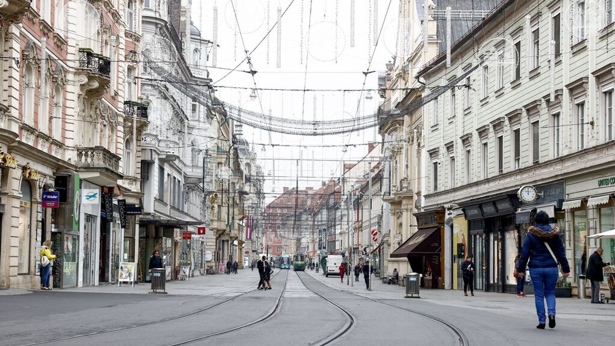 EuropaPress_4096117_22_november_2021_austria_graz_herrengasse_street_is_almost_deserted_on_the EuropaPress_4096117_22_november_2021_austria_graz_herrengasse_street_is_almost_deserted_on_the