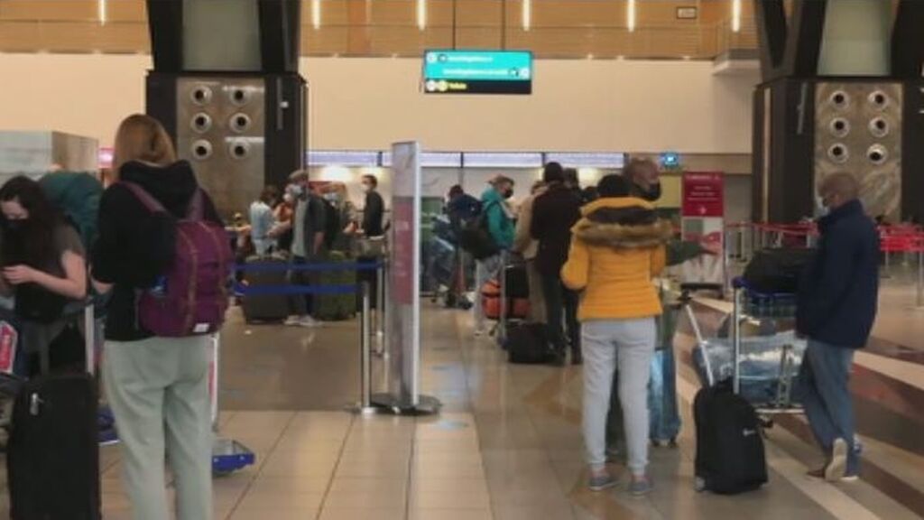 España empieza la repatriación de los españoles atrapados en África por el brote de ómicron