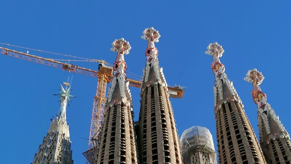 La estrella ya corona la segunda torre más alta de la Sagrada Familia