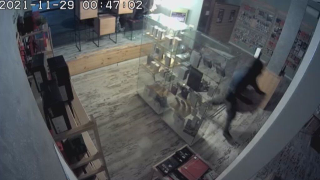 Rompen el escaparate con un mazo y roban una tienda de telefonía en A Estrada