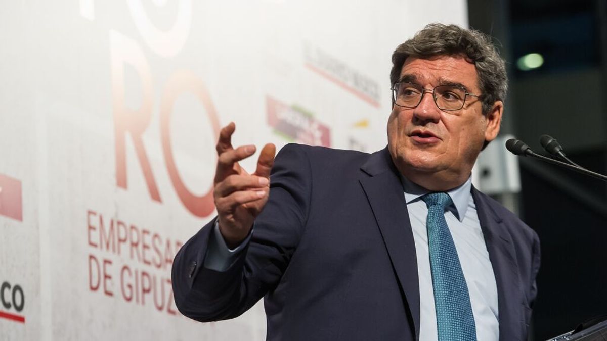 Escrivá cifra en más de 2.000 millones la 'paguilla' de las pensiones y no ve un problema de sostenibilidad Escrivá cifra en más de 2.000 millones la 'paguilla' de las pensiones y no ve un problema de sostenibilidad