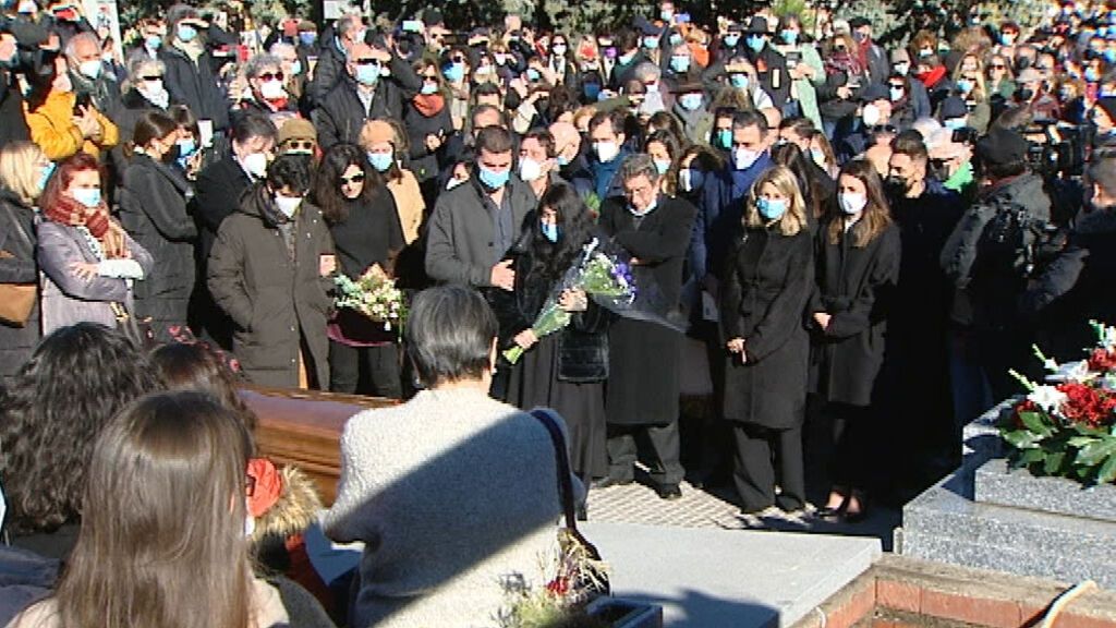 Cientos de personas se reúnen para dar el último adiós a Almudena Grandes en el cementerio civil de Madrid