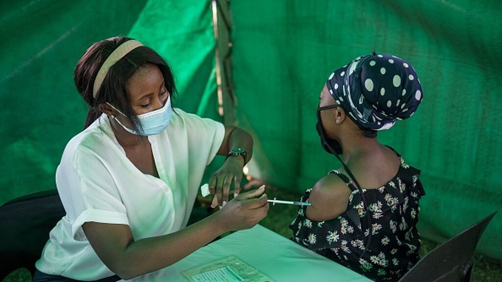 La aparición de ómicron "cumple con las predicciones" de los científicos ante la falta de vacunas en África