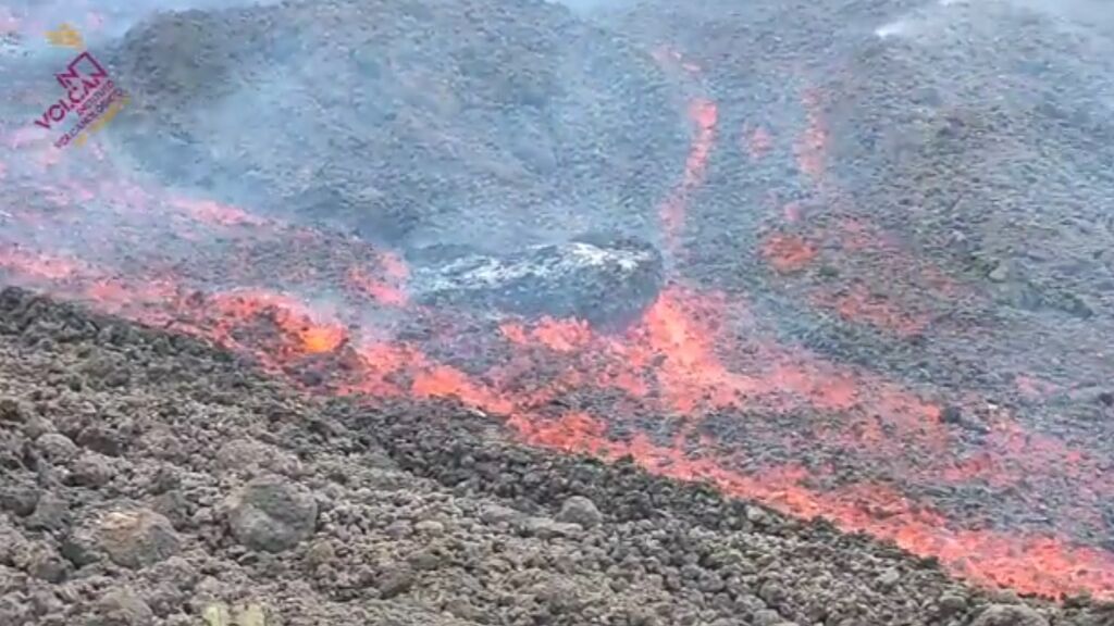 Grandes rocas de colada del lava del volcán de La Palma fluyen ladera abajo