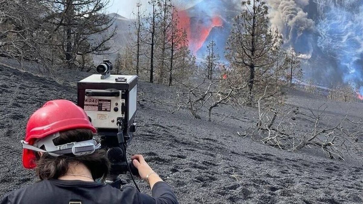 Una de las coladas se ensancha y hace peligrar el acceso al punto de observación de La Laguna Una de las coladas se ensancha y hace peligrar el acceso al punto de observación de La Laguna