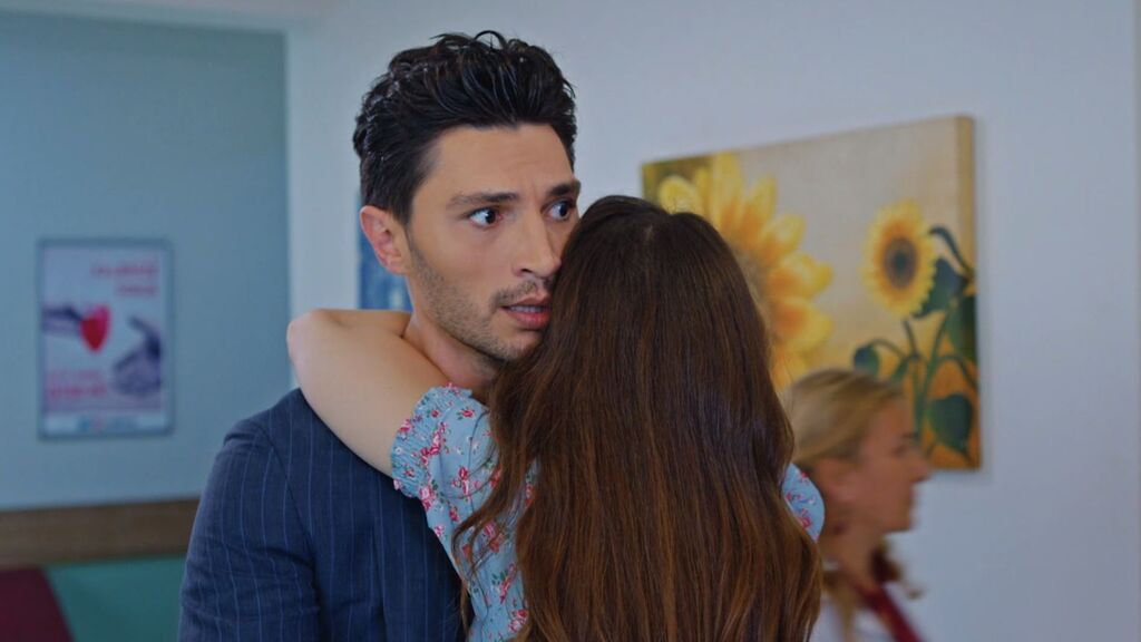 Esra se lanza a los brazos de Ozan