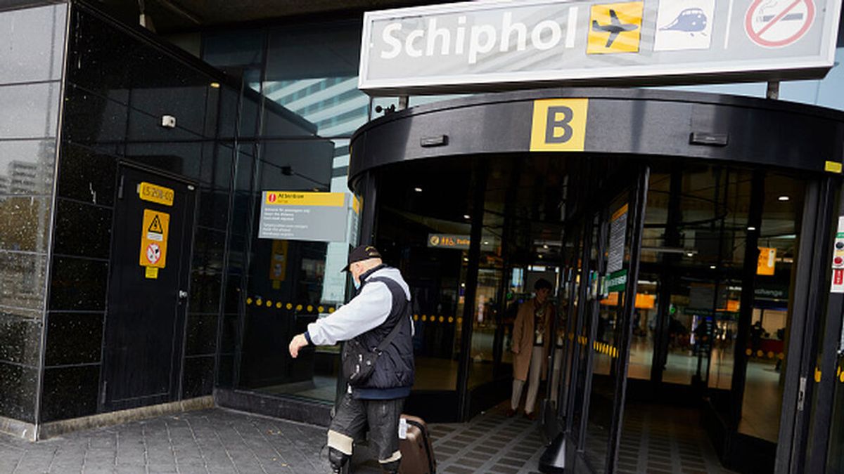 Un español y una portuguesa, detenidos cuando huían de Ámsterdam tras saltarse la cuarentena Un español y una portuguesa, detenidos cuando huían de Ámsterdam tras saltarse la cuarentena