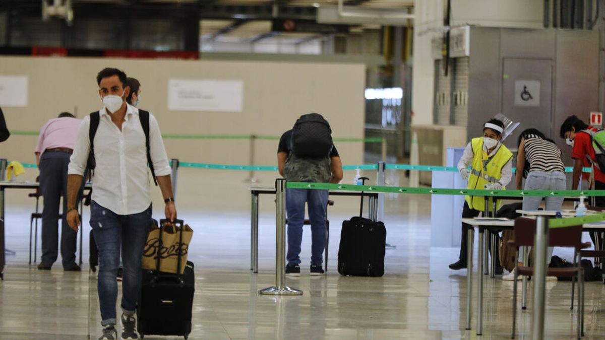 España obliga a 10 días de cuarentena a los viajeros de países africanos con brotes de ómicron España obliga a 10 días de cuarentena a los viajeros de países africanos con brotes de ómicron