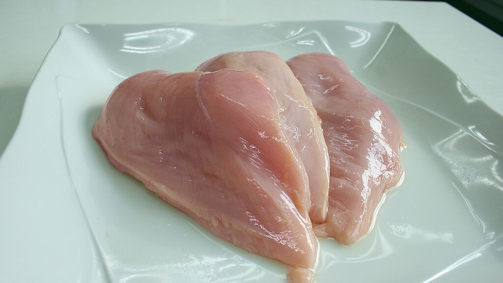 La pechuga de pollo es el ingrediente principal.
