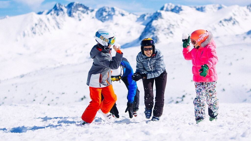 Esto es todo lo que necesitarás para ir a pasar el día a la nieve con tus hijos: de ropa térmica a calzado cómodo e impermeable.