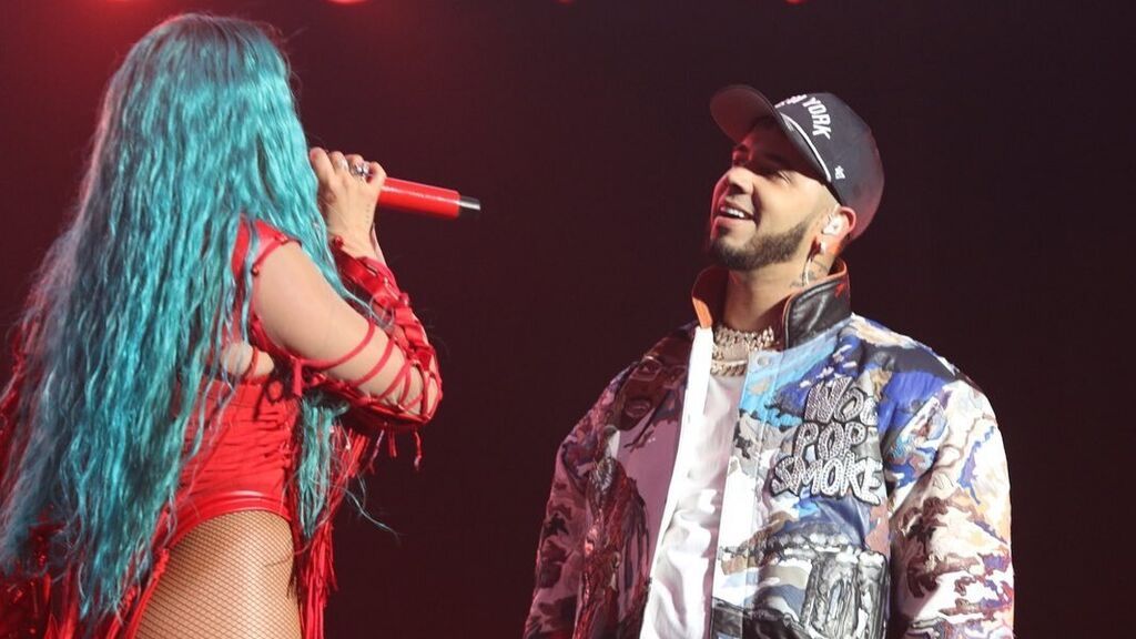 Anuel AA aparece inesperadamente en el concierto de Karol G en Puerto Rico: "Llevamos 200 años sin hablar"