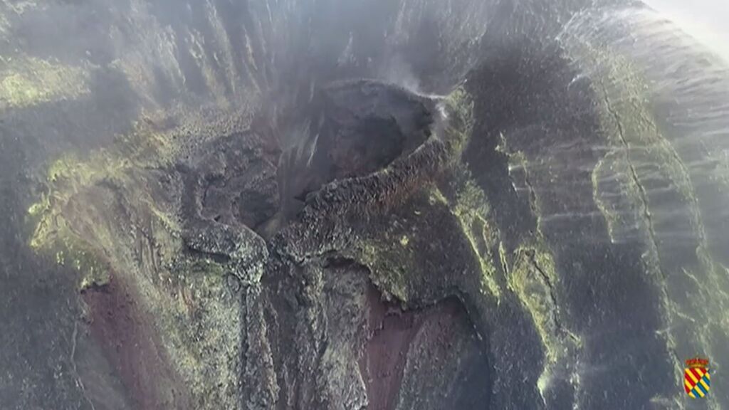 El centro de emisión principal del volcán de La Palma deja de emitir lava, aunque no el secundario