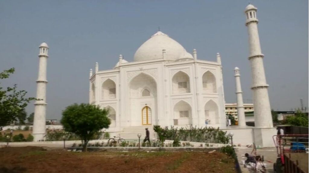 Un indio construye por amor a su esposa una casa que es una réplica exacta en miniatura al Taj Mahal
