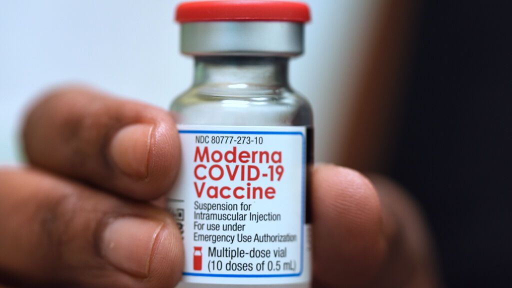 El director general de Moderna cree que las vacunas actuales de covid serán menos eficaces con ómicron