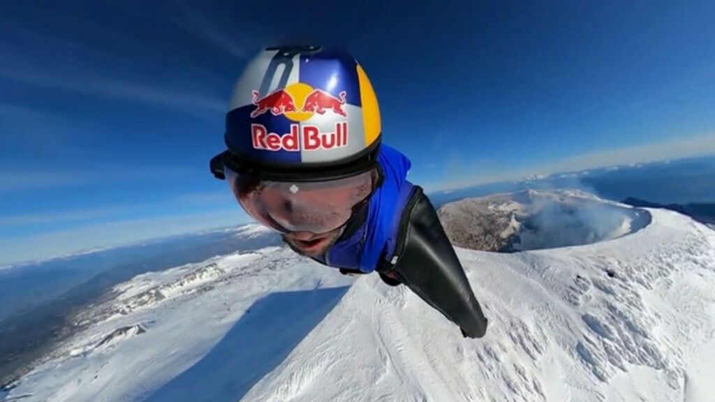 Un 'hombre pájaro' sobrevuela el volcán en activo Villarrica de Chile