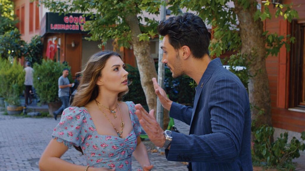Esra y Ozan discuten como un matrimonio