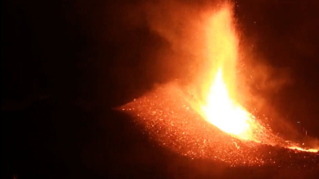 Las cámaras captan una intensa emisión de piroclastos en el cono secundario del volcán de La Palma