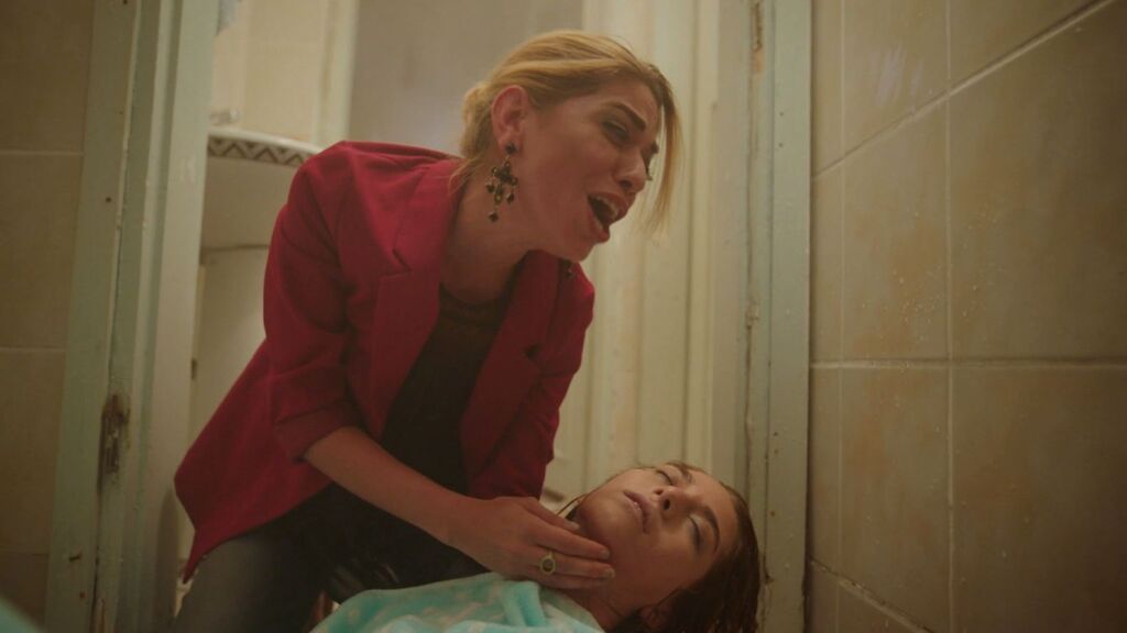 Efsun encuentra a Bahar inconsciente en la ducha