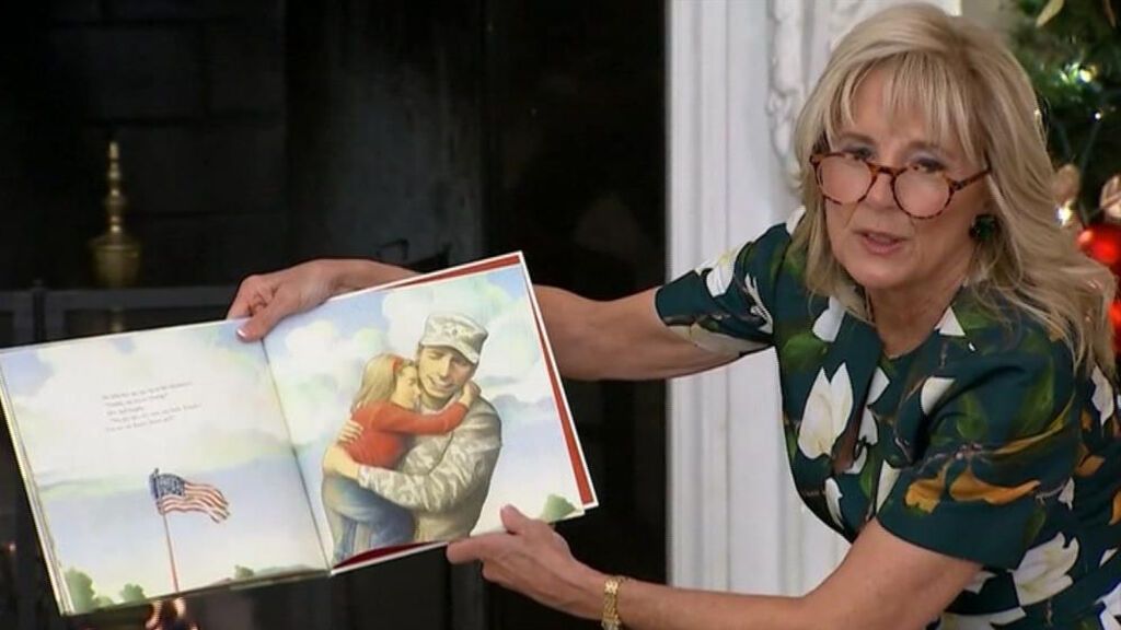 Jill Biden inaugura la Navidad en la Casa Blanca leyendo un cuento a 'niños militares'