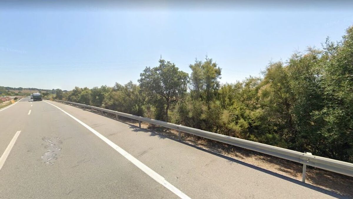 Sorprendidos y arrestados en Los Barrios mientras sustraían quitamiedos de autovía Sorprendidos y arrestados en Los Barrios mientras sustraían quitamiedos de autovía