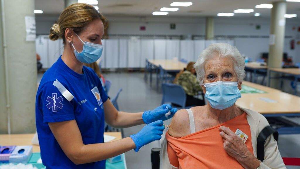 Las muertes por covid en noviembre pasan de 9.124 a 474 en un año gracias a las vacunas