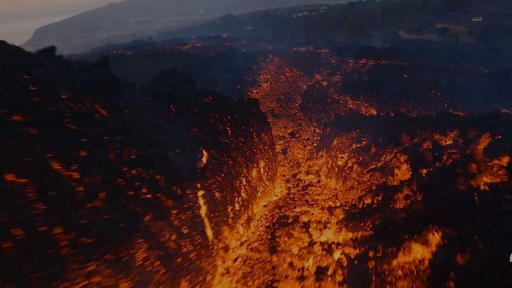El vuelo rasante de un dron que se 'cuela' entre los acantilados de lava del volcán de La Palma