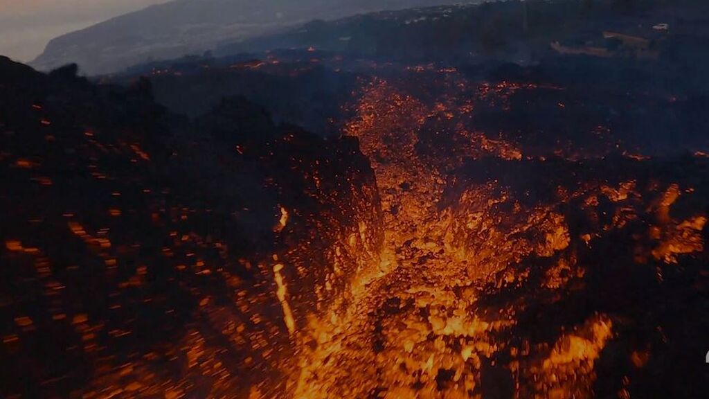 El vuelo rasante de un dron que se 'cuela' entre los acantilados de lava del volcán de La Palma