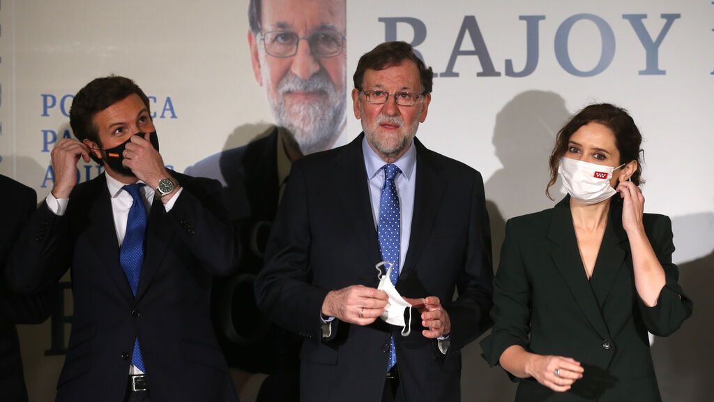 Casado y Ayuso charlan apenas un par de minutos en la presentación del libro de Mariano Rajoy