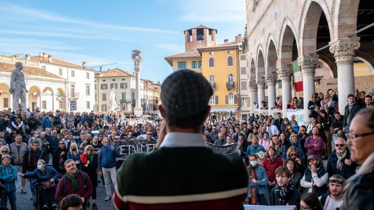 El líder antivacunas de Italia contrae covid y desde el hospital pide "seguir la ciencia, que cura y salva" El líder antivacunas de Italia contrae covid y desde el hospital pide "seguir la ciencia, que cura y salva"
