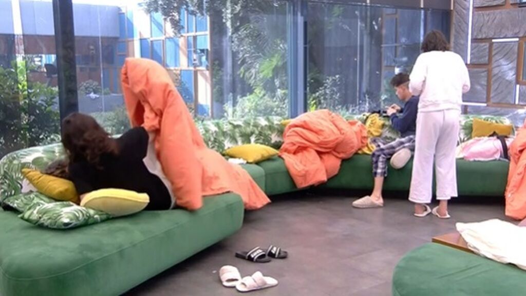 Los chicos se van al salón a dormir