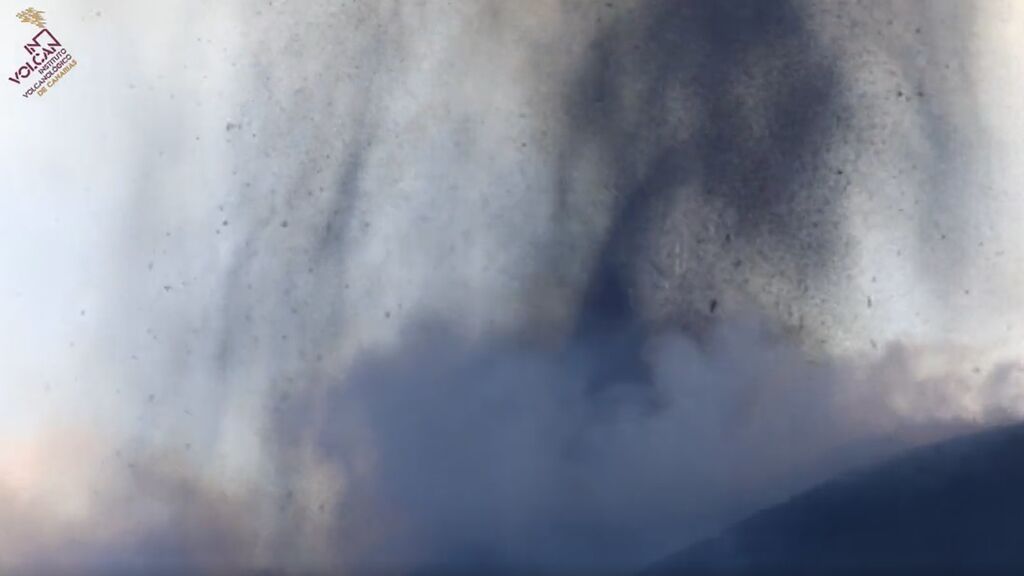 El volcán de La Palma expulsa bombas lávicas a gran altura