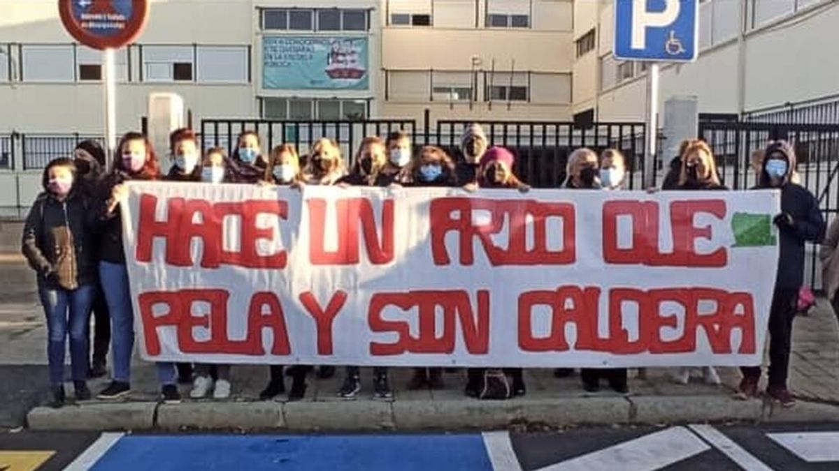 Abrigos y mantas para combatir el frío en un colegio de Córdoba sin calefacción Abrigos y mantas para combatir el frío en un colegio de Córdoba sin calefacción